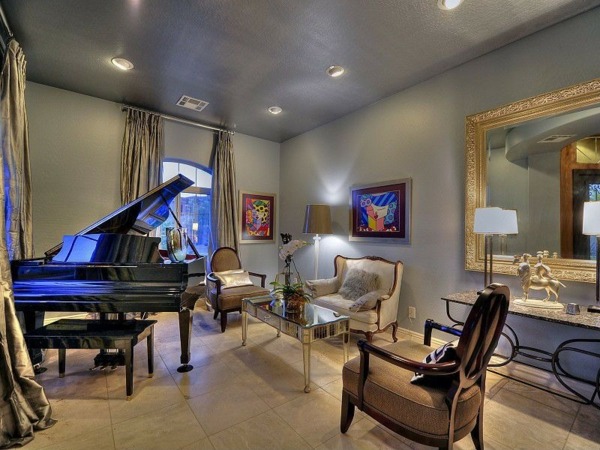 Nástenné zrkadlo s dlažbou a klavírom