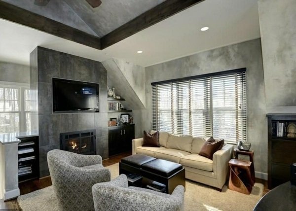 Pohovka so šikmým stropom a pohovkou