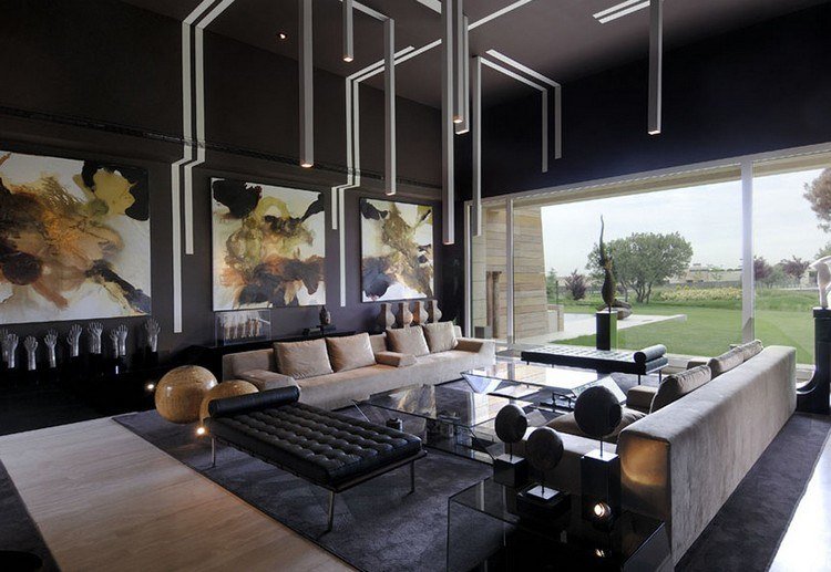 Obývacia izba v šedo-béžovom-nástennom-svetlom čalúnenom nábytku