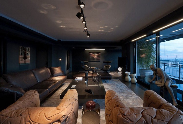 Obývacia izba-sivá-čierna-stena-farba-ťava-kreslo-moderné-umelecké diela