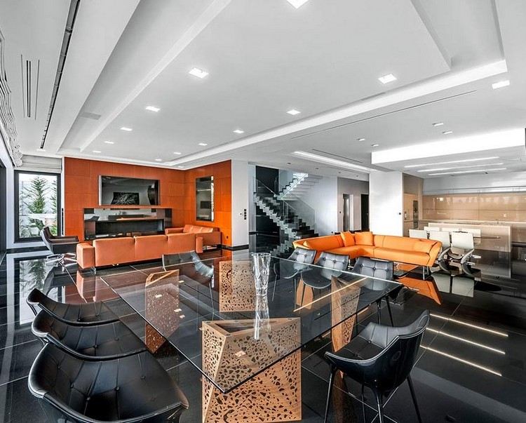 Obývačka-sivá-tmavá-podlaha-čierna-dlažba