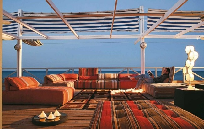 Pergola sada vankúšov lampa drevená terasa