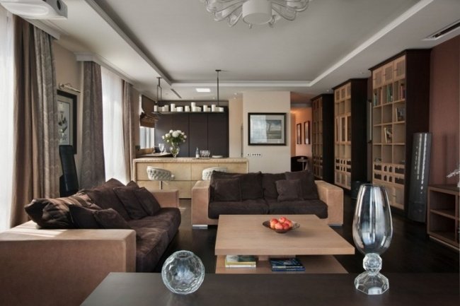 obývacia izba a kuchyňa v drevenom nábytku v hnedých béžových farbách