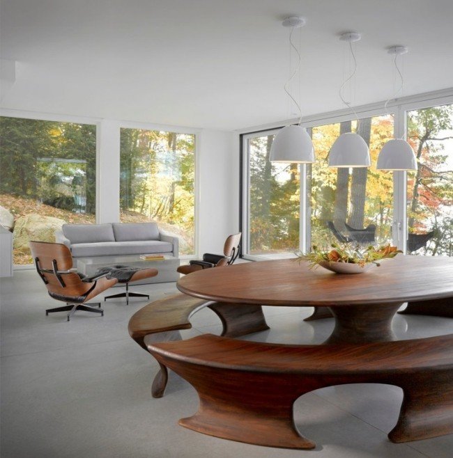 obývačka kuchyňa v oválnom jedálenskom stole s relaxačným kreslom z lavice