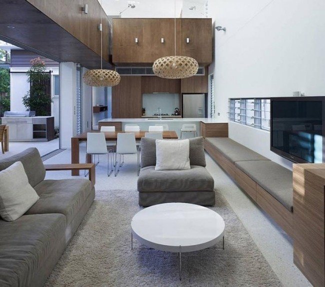 obývačka a kuchyňa v drevenom nábytku sivé čalúnenie biela