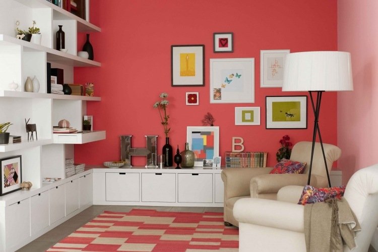 obývacia izba-farba-koralu-stena-biela-policový systém