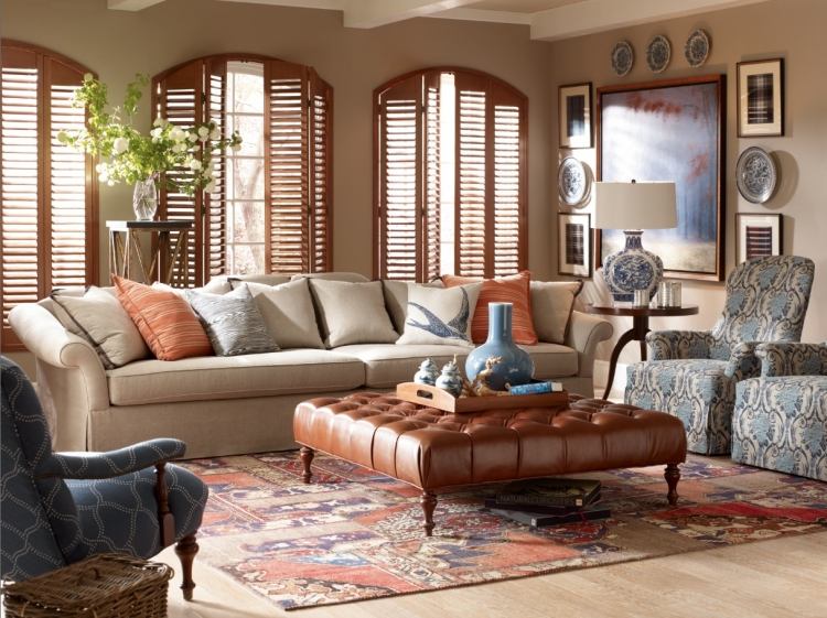 obývacia stena-farba-béžová-žalúzia na drevo