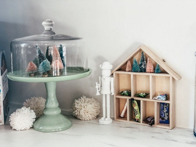 Dekorácia obývačky k krbovej rímse a okennému parapetu slávnostne zdobí dom z lepenky a dekoratívneho skla