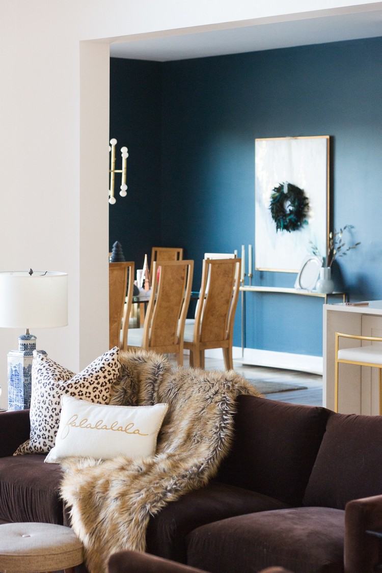 Vianočná dekorácia s kožušinou ako prehoz na pohovku