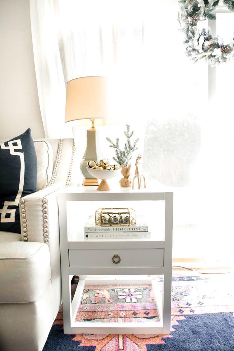 Konferenčný stolík na Vianoce ozdobte ozdobnými figúrkami a jedľovými vetvičkami a zvončekmi v miske