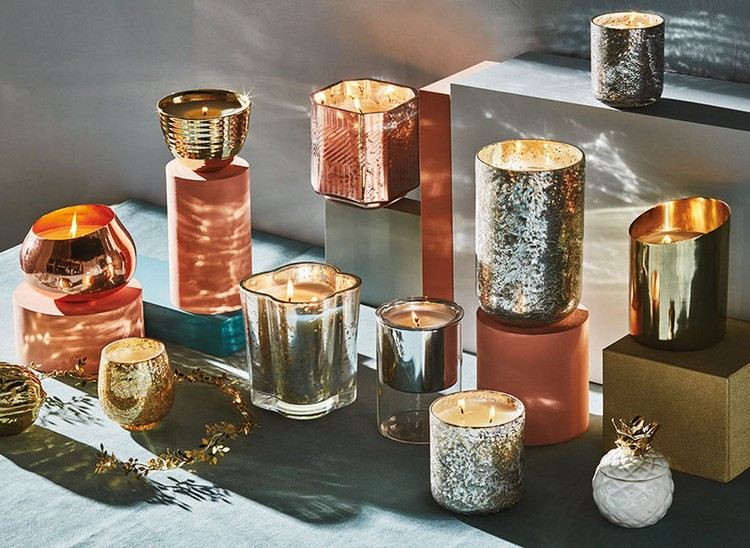 Nápady na výzdobu obývačky s lampášmi na parapete