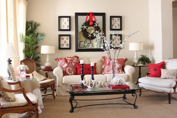 Na Vianoce môže byť obývacia izba tiež jednoducho navrhnutá obývačka na Vianoce jednoduchý veniec zrkadlové vetvy vankúše červená biela
