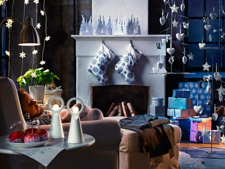 V tmavej obývačke sú vhodné biele alebo iné svetelné dekorácie obývačka na vianoce modrá dekorácia krbová ponožka darčeky