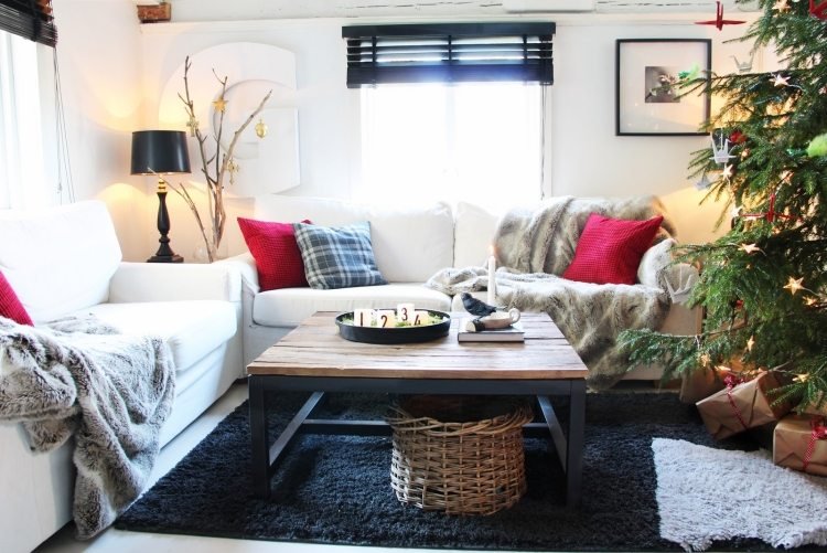 Prikrývky a červené vankúše na pohovke obývačka na vianoce-zdobenie-deky-vankúše-adventný veniec