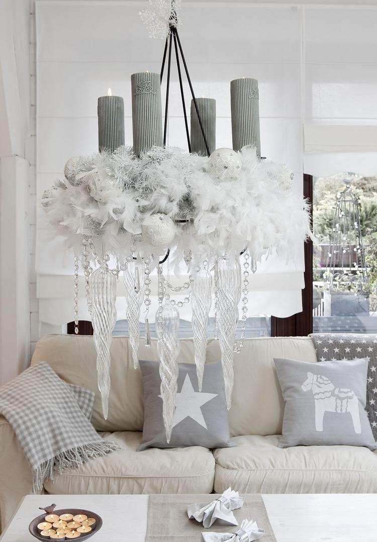 Vianočné dekorácie v šedej a bielej farbe pre vzdušnú atmosféru obývačka na vianočnú dekoráciu-strieborno-biela-závesná-adventný veniec
