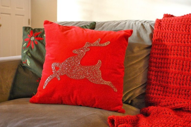 Vankúše v červenej a zelenej farbe s vianočnými potlačami Vianočná nálada-obývačka-útulné deky-vankúše