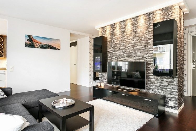 nastavte akcenty v obývacej izbe s osvetlením osvetlenie-obývačka-tapeta-kameň-vzhľad-zapustené-svetlá-čierne-vitríny