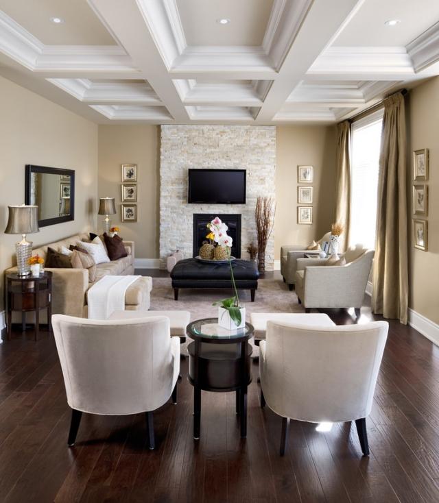 zariadenie obývačky-nápady-béžová-stena-kameň-krb-obklad-tmavá-drevená-podlaha-kazetový strop