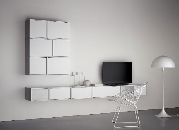 Nábytok do obývačky z čiel dverí Montana bez úchytiek biele police