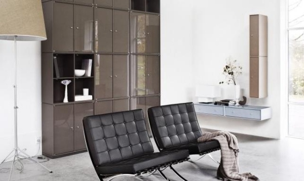 Obývacia izba jednoducho zariadená nábytkom Montana