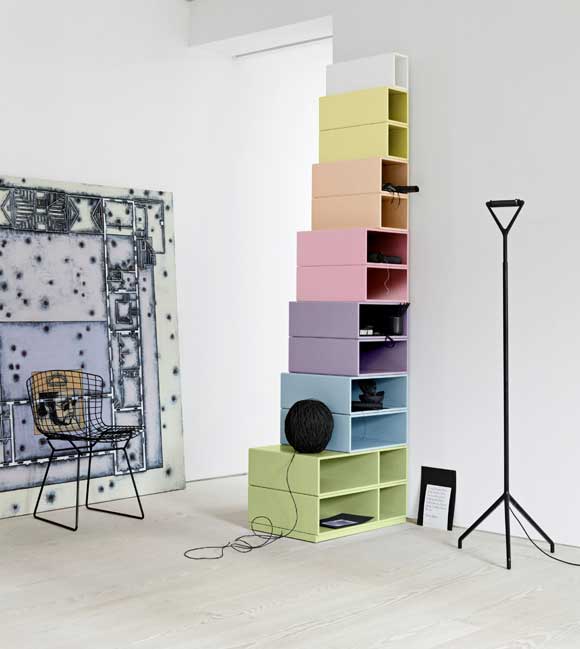 Nábytok do obývačky z políc palety dúhových farieb Montana