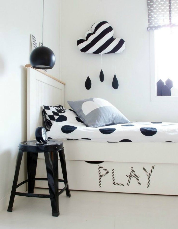 Oblaky v škôlke alebo detskej izbe čiernobiela vata