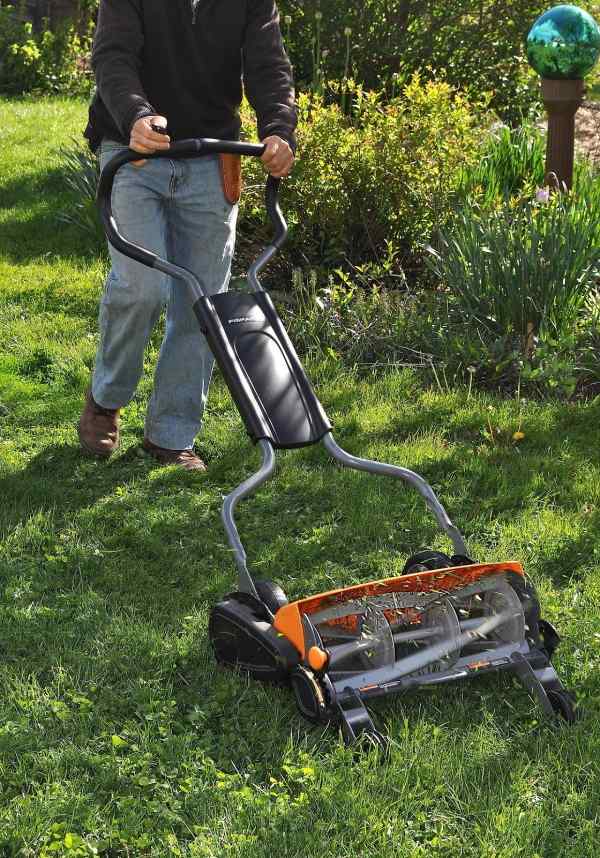 Válcová kosačka Fiskars kúpiť modely tipy záhrada Ručná valcová kosačka Fiskars kúpiť modely