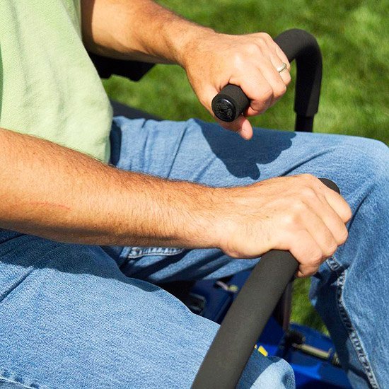 Kosačky s pojazdom s nulovým pootočením kupujú modely rady výberu Kúpte si modely s kosačkou s nulovým polom otáčania a kosačkou