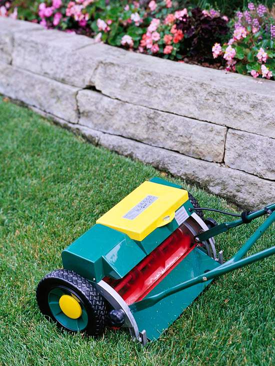 Tipy na batériu valcovej kosačky by mali venovať pozornosť nákupu Tipy na batérie valcovej kosačky Nákup kosačky na trávu by mal venovať pozornosť