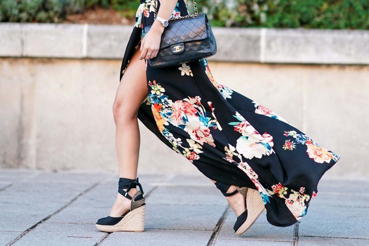 Prečo by ste mali nosiť espadrilky s podpätkami Trendy v obuvi v lete 2021