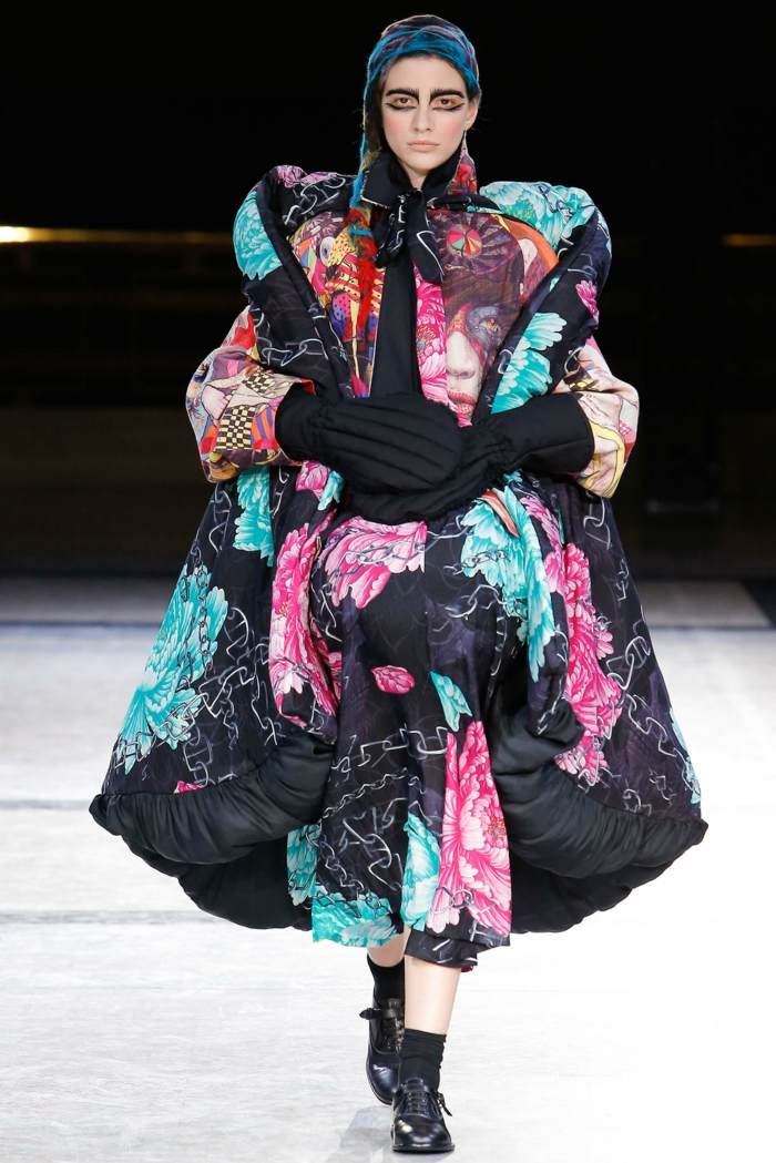 prebiehajúce umelecké diela od Yohjiho Yamamota nadrozmerné rukavice-čierne-šnúrky-topánky