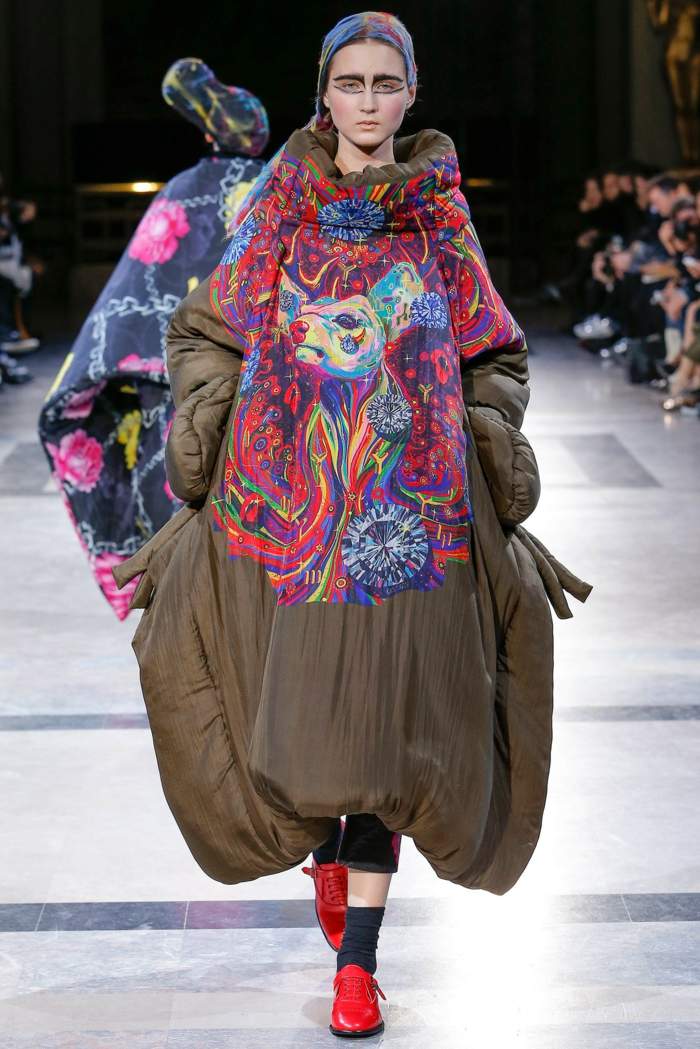 objemný kabát od Yohji Yamamoto s farebnou textilnou potlačou červený šnurovací farebný prešívaný kabát