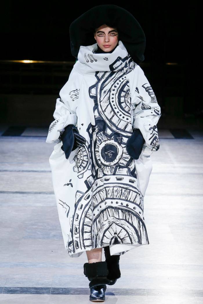 Nápad a motívy za ním na textíliách spoločnosti Yamamoto Motívy hodiniek-motívy-plášť-ako-strop