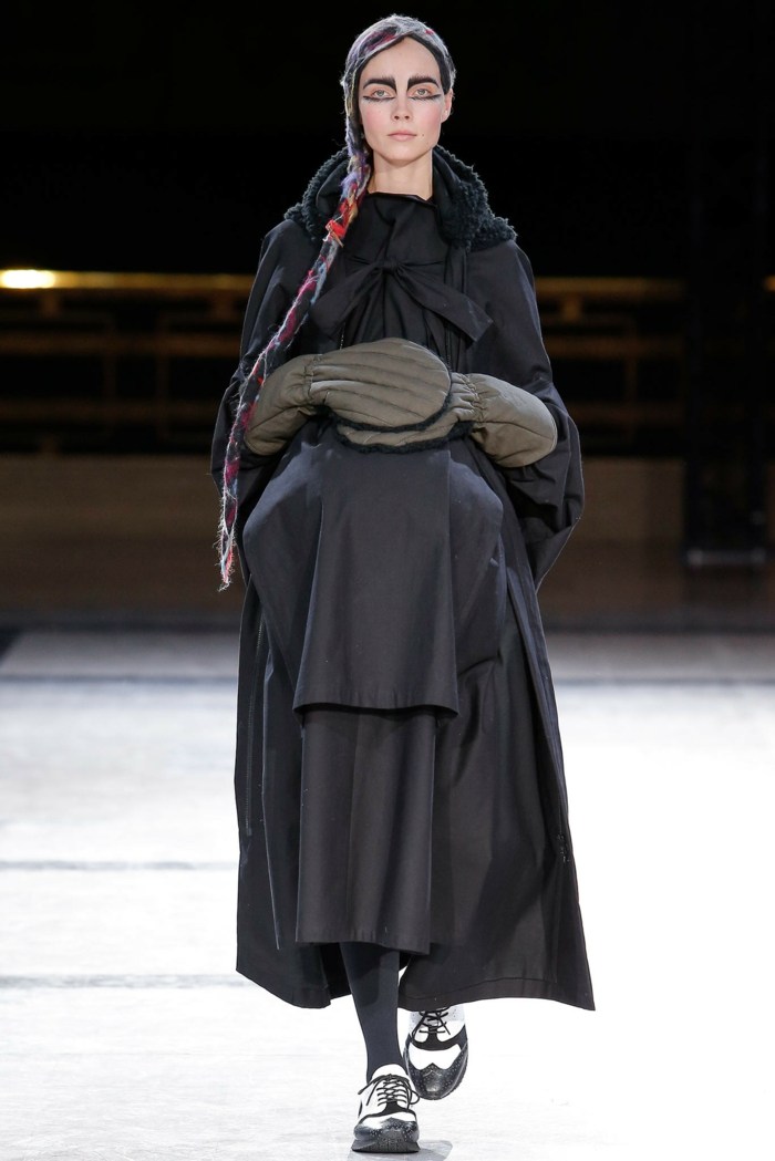 Odhodlajte sa na brucho, jeseň 2014 s nafúknutou časťou na bruchu-čiernym oblečením