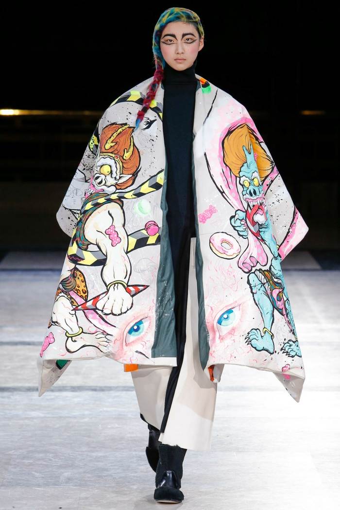 široká pelerína s komiksovými motívmi Komické postavy-ako-textil-potlač