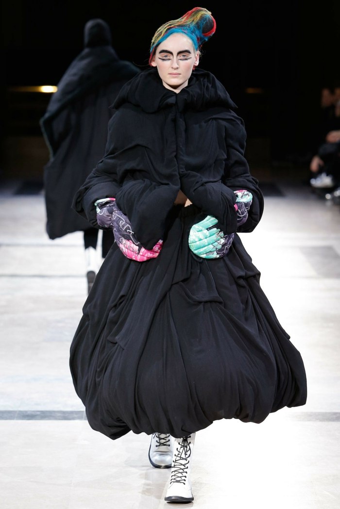 Nadrozmerné rukavice sukne v balónovom tvare širšia sukňa s hrubšou podšívkou