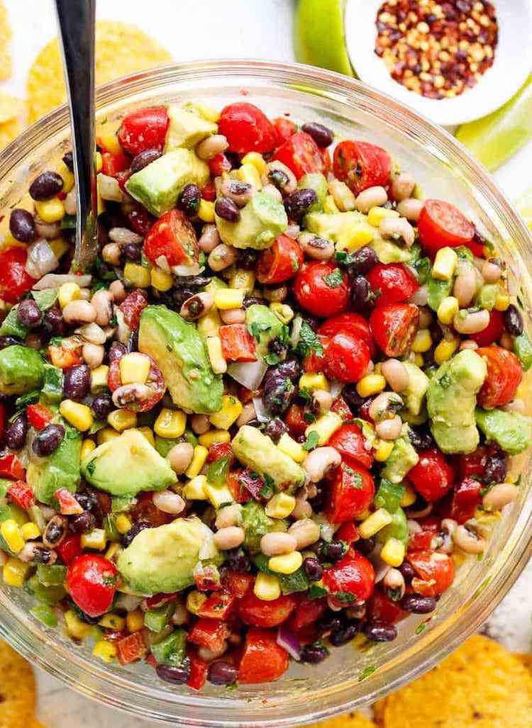 Vegánsky fazuľový šalát Fazuľový šalát vegánsky pikantné chilli avokádo paprika kukuričná paradajka