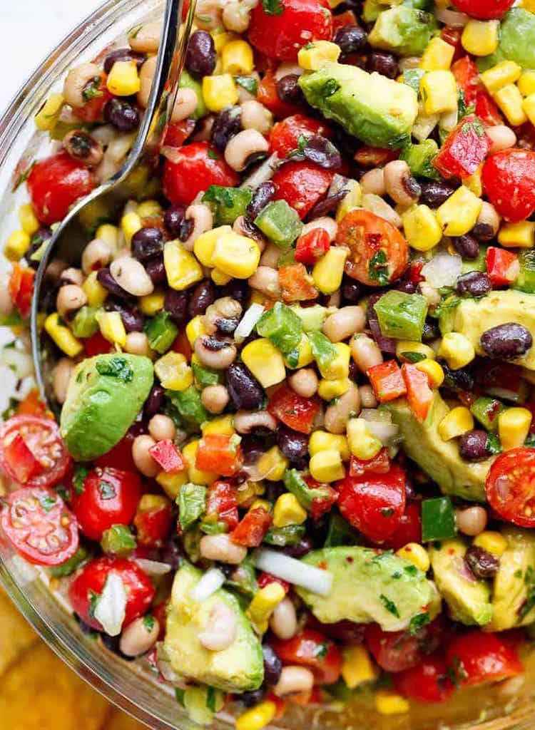 Vegánsky fazuľový šalát Fazuľový šalát vegánska pikantná chilli cibuľa avokádová paradajková kukurica
