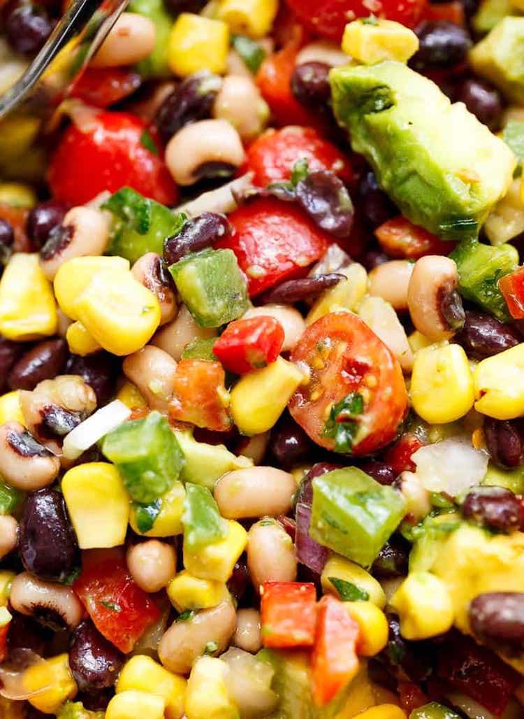 Vegánsky fazuľový šalát Fazuľový šalát vegánsky pikantné chilli paradajky kukuričné avokádo