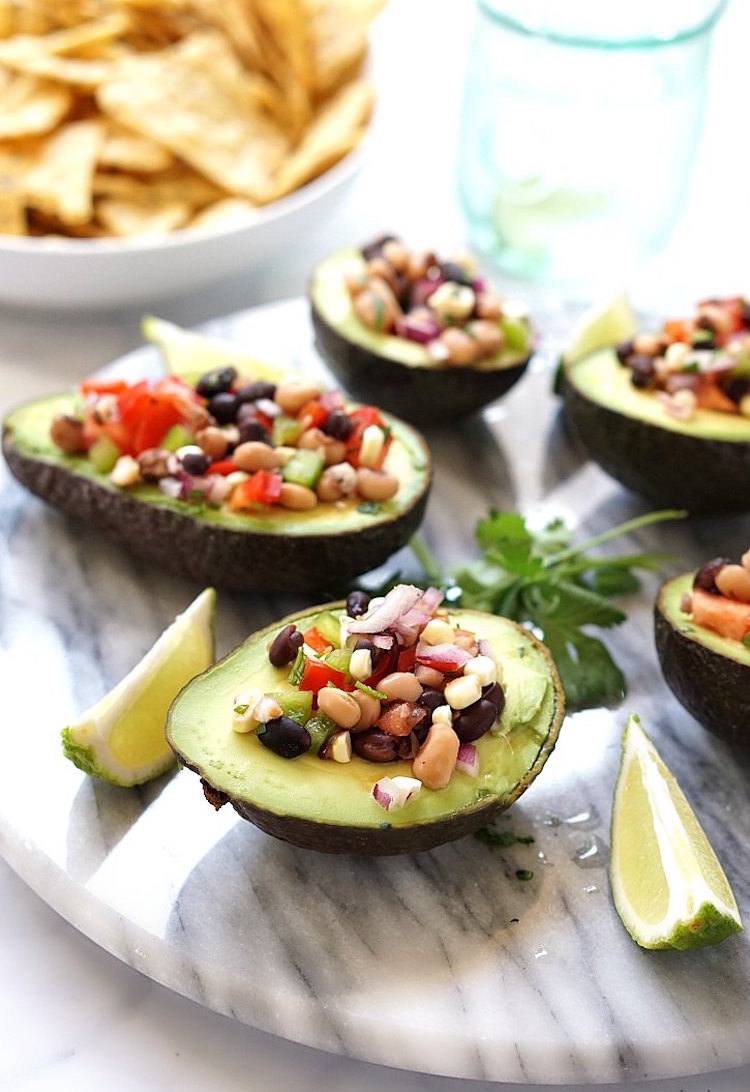 Podávajte fazuľový šalát vegánsky pikantné chilli avokádové limetky