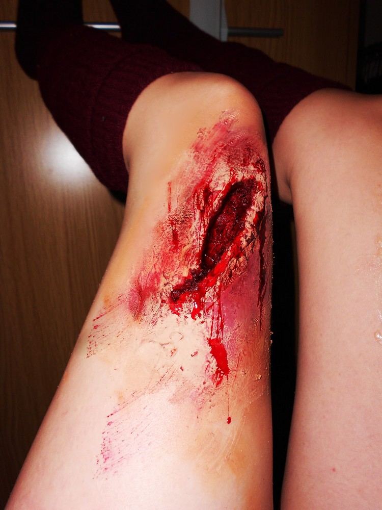 Vymyslite si realistické rany Rany make-up noha-veľké-krvácajúce-porezané-odreniny