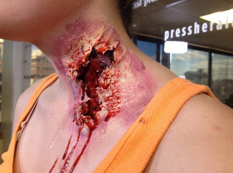 Vyrovnajte si na Halloween rany na krku rany-make-up-otvorené-rany-krk-krvácanie-potrhaná-koža-halloween