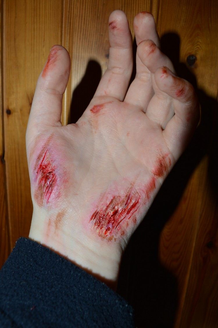 Na Halloween si nalíčte škrabance rany-make-up-halloween-škrabance-tipy na make-up