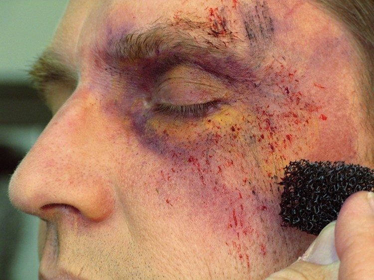 Odreniny doplňte strniskovou špongiou rany-make-up-halloween-modrina-odreniny-strnisko-špongia