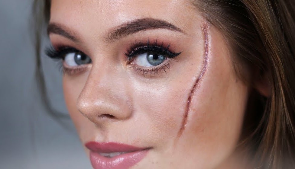 jazvy, make-up na Halloween na tvári s kolódiom