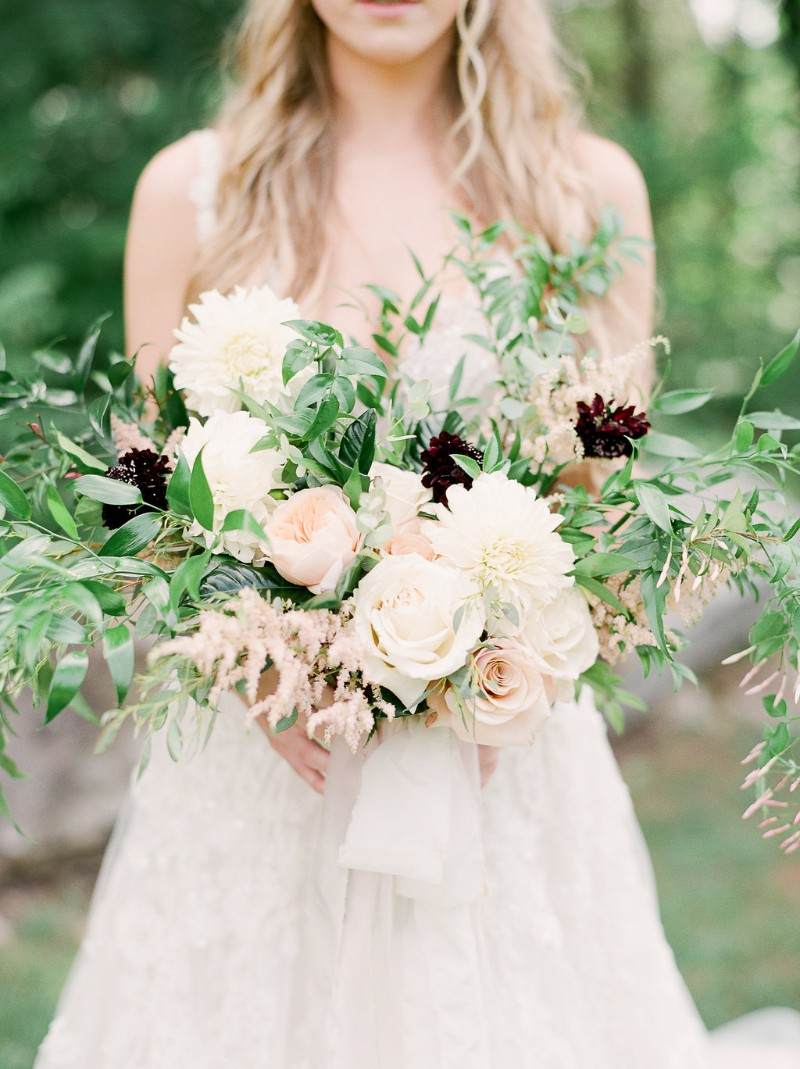 Zelená svadobná kytica trendy svadobné ruže lístie svadobné šaty