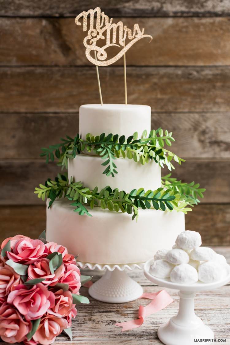 Zeleň plánovanie svadobnej torty dekorácia lístia ruže