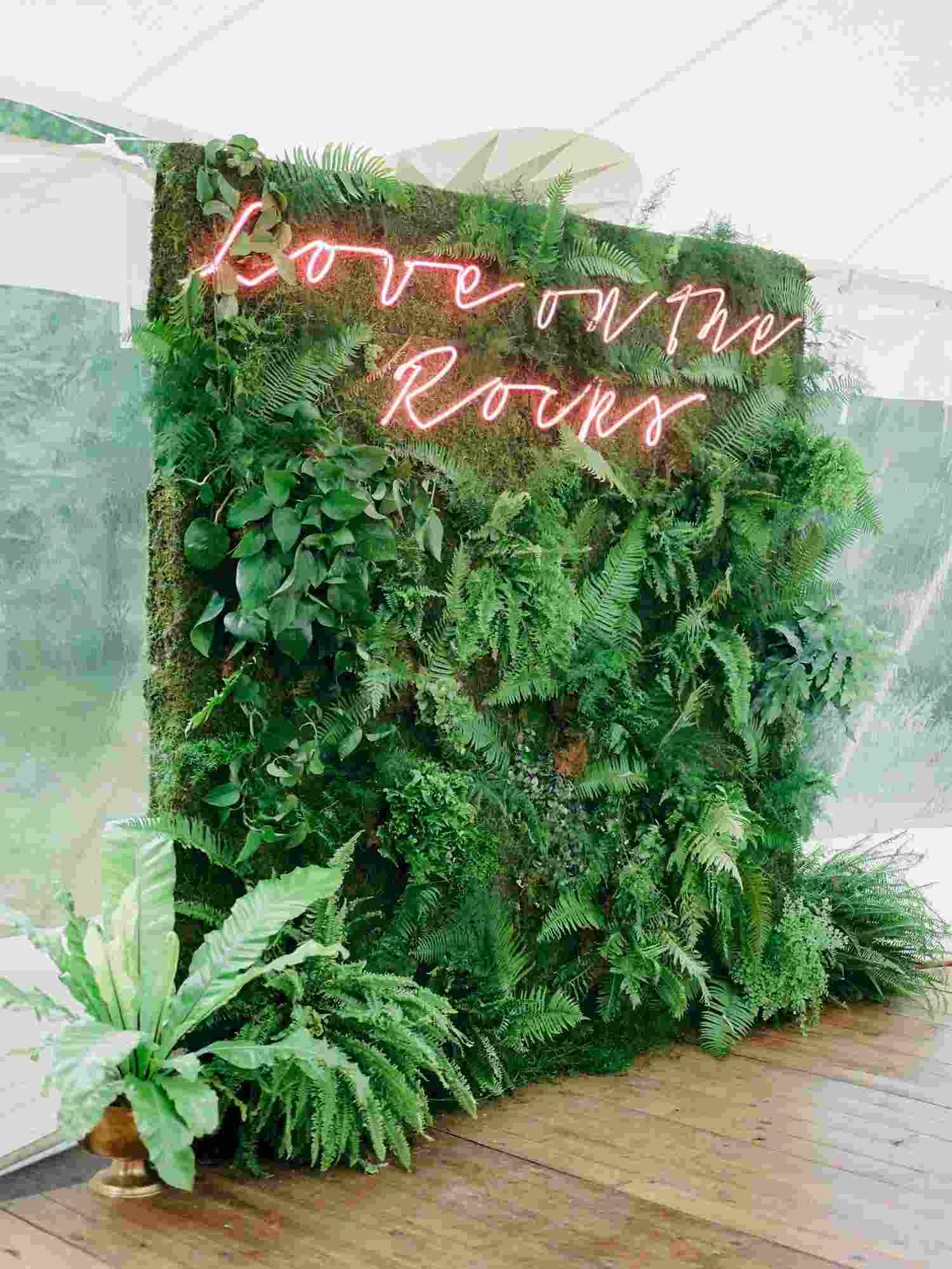 Zeleň svadobná dekorácia stena kvetinová výzdoba lístie LED svetelná reťaz