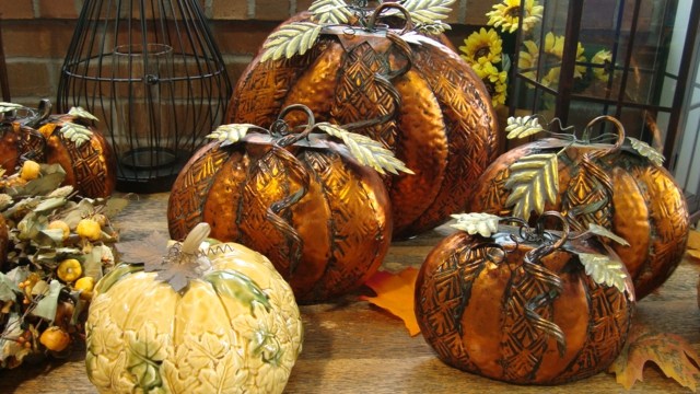 Nápady na jeseň s kovovými a plastovými tekvicami Kovovo-plastovo-tekvicovo-jesenná dekorácia