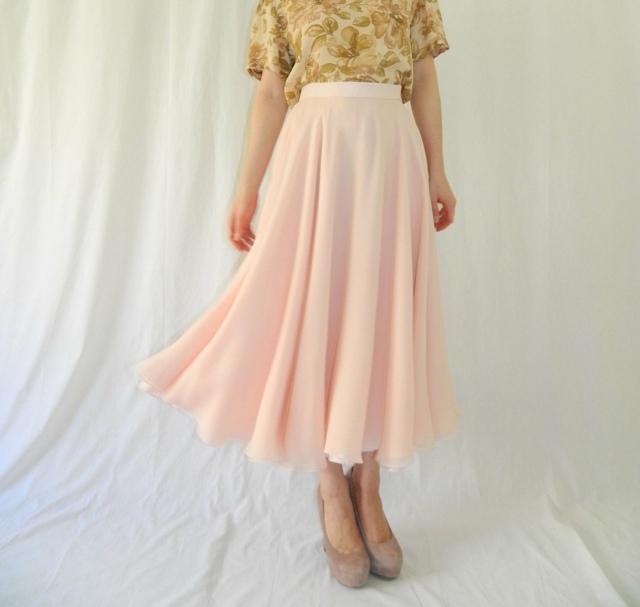 Semišová sukňa do pása vo farbe kože na podpätku